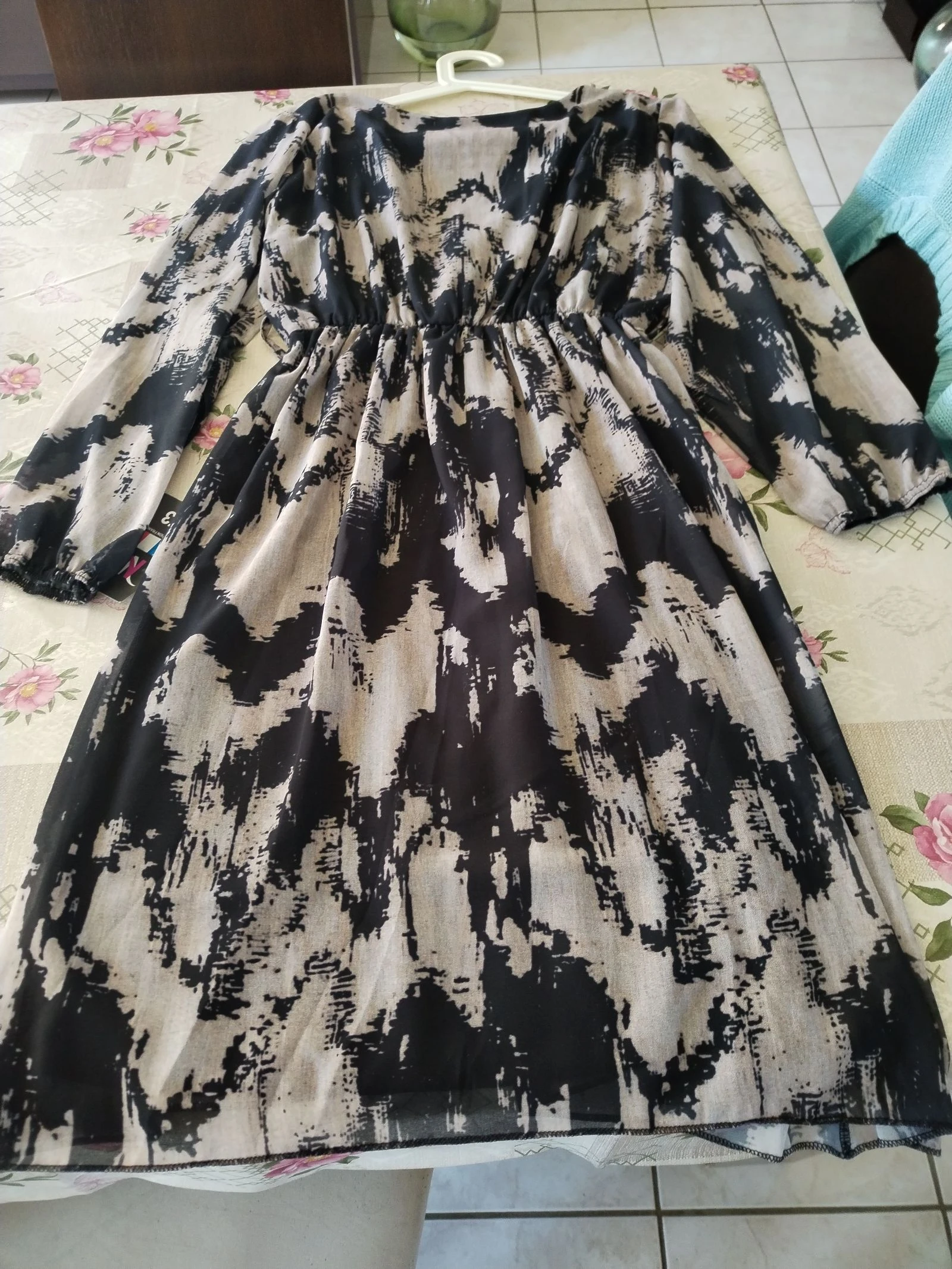 Hermoso vestido nuevo forrado con mangas largas elásticas en las muñecas, fabricación francesa. – photo 5